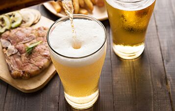 La cerveza está prohibida para su uso en la psoriasis. 